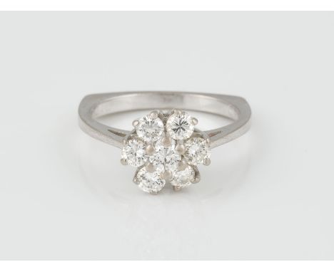 RING Weißgold. Ringmaß ca. 54, Ges.-Gew. ca. 4,6 g. Gest. 750, nummeriert. Sieben Brillanten, zusammen ca. 0,85 ct. Besch.