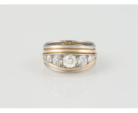 RING Platin, Roségold. Ringmaß ca. 51, Ges.-Gew. ca. 6,6 g. Platin, Roségold 14 K. Fünf Diamanten im Altschliff, zusammen ca.