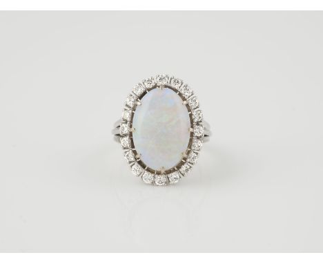 RING Weißgold. Ringmaß ca. 55, Ges.-Gew. ca. 10,1 g. Gest. 750, Caratangabe des Opals und der Diamanten geritzt. Ein ovaler O
