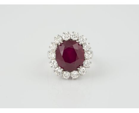 RING Weißgold. Ringmaß ca. 53, Ges.-Gew. ca. 13,1 g. Gest. 18 Ct., Herstellersignet. Ein Rubin, leicht orangestichig, ca. 13,