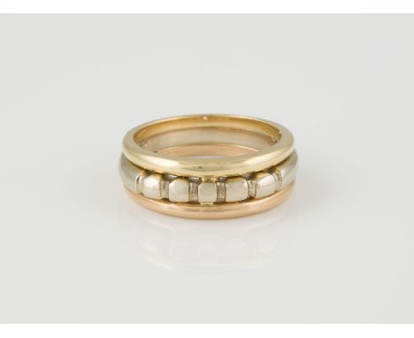 RING Gelbgold, Weißgold, Rotgold. Ringmaß ca. 55, Ges.-Gew. ca. 8,8 g. Gest. 750. Tricolor-Ring.
