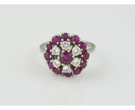RING Weißgold. Ringmaß ca. 54,5, Ges.-Gew. ca. 5,4 g. Gest. 585, Caratangabe der Diamanten gemarkt. Sechs Brillanten, zusamme