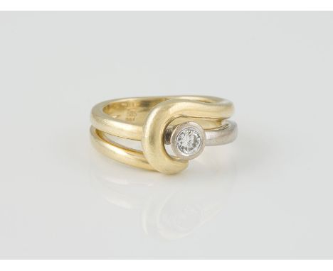 RING Gelbgold, Weißgold. Ringmaß ca. 53, Ges.-Gew. ca. 9,6 g. Gest. 585, Herstellersignet, Caratangabe des Diamanten gemarkt.
