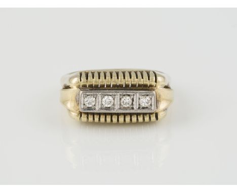 RING Gelbgold, Weißgold. Ringmaß ca. 51, Ges.-Gew. ca. 4,8 g. Gest. 585. Vier Brillanten, zusammen ca. 0,12 ct.