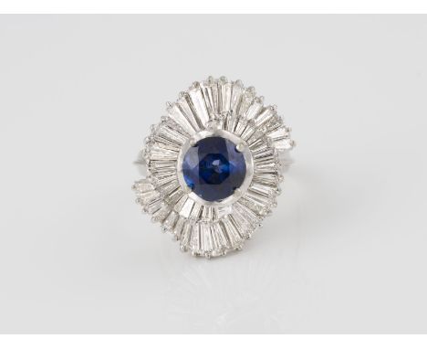 RING Weißgold. Ringmaß ca. 55, Ges.-Gew. ca. 8,8 g. Gest. 18 K. Ein rund facettierter Saphir, ca. 2,20 ct., 50 Diamanten im B