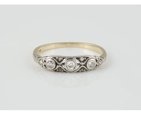RING Gelbgold, wohl Platin. Ringmaß ca. 58, Ges.-Gew. ca. 2,2 g. Gest. 585. Drei Diamanten im Altschliff, zusammen ca. 0,18 c