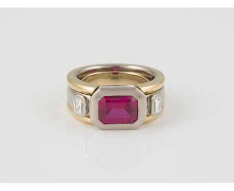 RING Gelbgold, Weißgold. Ringmaß ca. 54, Ges.-Gew. ca. 23,2 g. Gest. 750. Ein synthetischer Rubin, ca. 2,40 ct., zwei Diamant