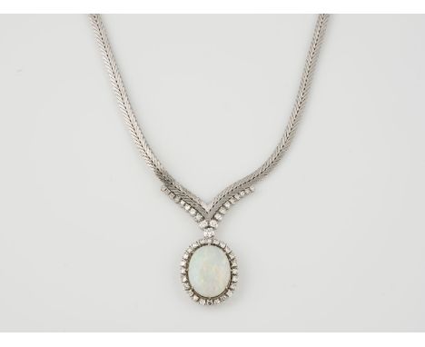 COLLIER Weißgold. L. ca. 40 cm, Ges.-Gew. ca. 36,9 g. Gest. 750. Ein ovaler Opal-Cabochon, ca. 8,0 ct., 44 Diamanten im Brill