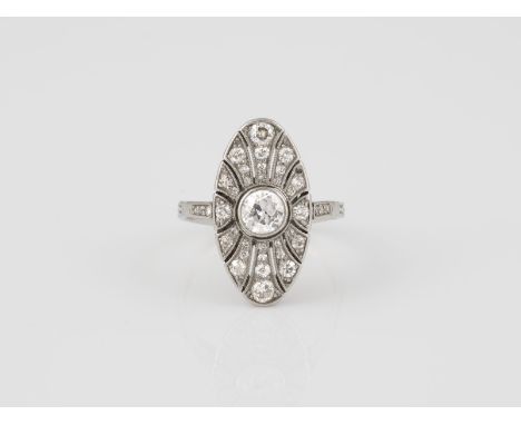 RING Platin. Ringmaß ca. 51, Ges.-Gew. ca. 4,3 g. Ein Diamant im Altschliff, ca. 0,40 ct., 30 Diamanten, zusammen ca. 0,48 ct