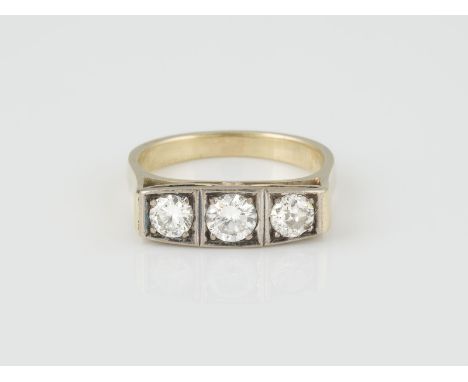 RING Gelbgold Weißgold. Ringmaß ca. 54, Ges.-Gew. ca. 4,7 g. Gest. 585. Drei Diamanten im Brillant- und Altschliff, zusammen 