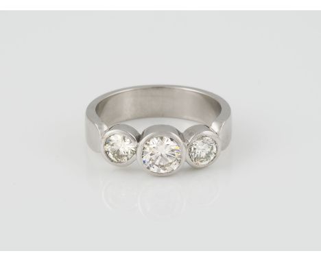 RING Platin. Ringmaß ca. 53,5, Ges.-Gew. ca. 8,7 g. Gest. Pt.. Drei Brilanten: 1 x ca. 0,60 ct., zwei Brillanten, zusammen ca