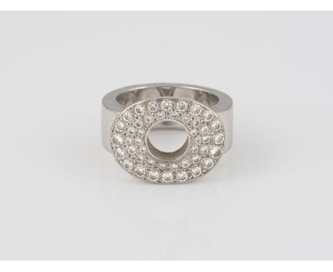RING Weißgold. Ringmaß ca. 53,5, Ges.-Gew. ca. 19,3 g. Gest. 750, Herstellersignet. 44 Brillanten, zusammen ca. 0,94 ct.