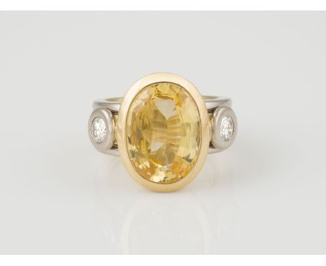 RING - SAPHIR CA. 11.00 CT. Gelbgold, Weißgold. Ringmaß ca. 56, Ges.-Gew. ca. 27,32 g. Gest. 750. Ein natürlicher, gelber Sap