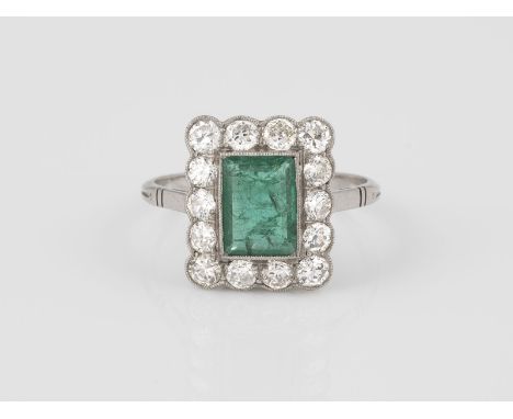 RING Platin. Ringmaß ca. 57, Ges.-Gew. ca. 4 g. Ein Smaragd, ca. 1,0 ct., 14 Diamanten im Alt- und Brillantschliff, zusammen 