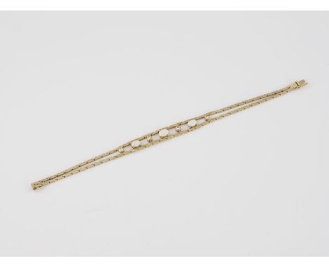 ARMBAND Gelbgold. L. 19,5 cm, Ges.-Gew. ca. 13,3 g. Gest. 585, Herstellersignet. Drei Opal-Cabochons, ca. 6,4 x 4,4 x 2,1 mm 