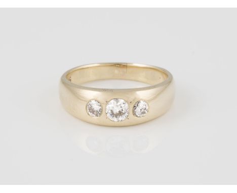 RING Gelbgold. Ringmaß ca. 56, Ges.-Gew. ca. 6,4 g. Gest. 585. Drei Diamanten im Alt- und Brillantschliff, zusammen ca. 0,52 