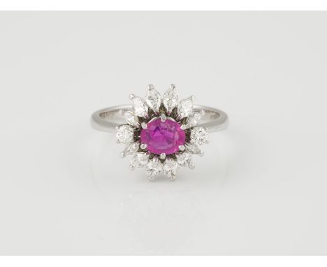 RING Weißgold. Ringmaß ca. 54,5, Ges.-Gew. ca. 4,6 g. Gest. 750, Caratangabe des Rubines und der Diamanten geritzt. Ein oval 