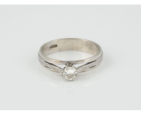 RING Weißgold. Ringmaß ca. 62, Ges.-Gew. ca. 4,5 g. Gest. 585, Herstellersignet. Ein Brillant, ca. 0,41 ct., etwa Lupenrein, 