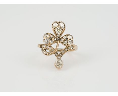 RING Gelbgold. Ringmaß ca. 47, Ges.-Gew. ca. 2,9 g. Geprüft 14 K, Schiene mit Datumsgravur '1.8.1889'. 31 Diamanten im Alt- u