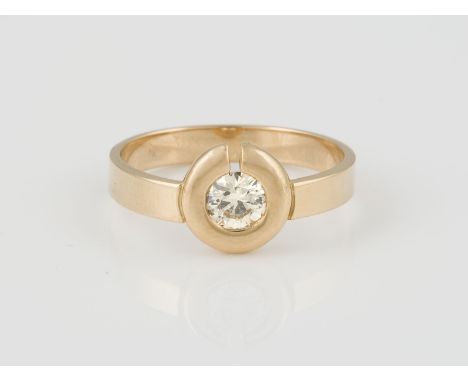 RING Gelbgold. Ringmaß ca. 61, Ges.-Gew. ca. 4,8 g. Schiene geprüft 14 K, Kopf gest. 750, italienische Punzierung '20VR' für 