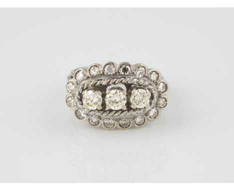 RING Weißgold. Ringmaß ca. 52, Ges.-Gew. ca. 7,2 g. Geprüft 14 K. 16 Brillanten, zusammen ca, 0,48 ct., etwa G SI, drei Brill