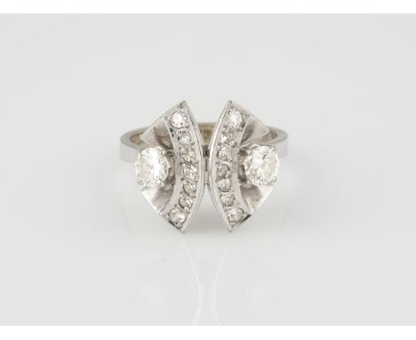 RING Weißgold. Ringmaß ca. 54,5, Ges.-Gew. ca. 6,8 g. Gest. 750. Zwei Brillanten, zusammen ca. 0,70ct., 14 Diamanten im 8/8-S