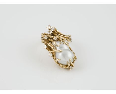 RING Gelbgold. Ringmaß ca. 57, Ges.-Gew. ca. 15,4 g. Geprüft 14 K. Eine Barock-Perle, L. ca. 18,8 mm, Acht Brillanten, zusamm
