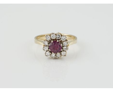 RING Gelbgold, Weißgold. Ringmaß ca. 54, Ges.-Gew. ca. 3,5 g. Gest. 585. Ein rund facettierter Rubin, ca. 0,40 ct., 12 Brilla