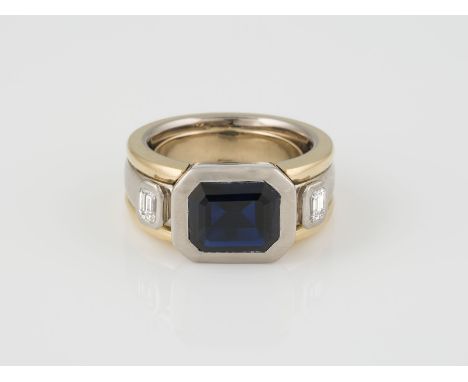 RING Gelbgold, Weißgold. Ringmaß ca. 54, Ges.-Gew. ca. 23,5 g. Gest. 750. Ein natürlicher Saphir im achteckigen Treppenschlif