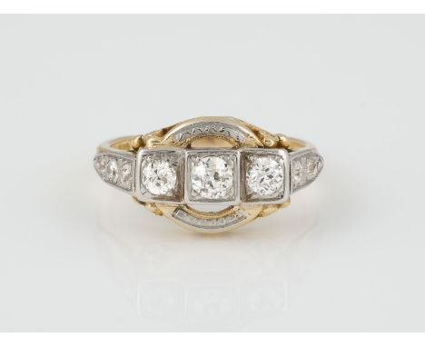 RING Gelbgold, Weißgold. Ringmaß ca. 54, Ges.-Gew. ca. 5,3 g. Gest. 750. Drei Diamanten im Altschliff, zusammen ca. 0,45 ct.,