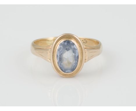RING Gelbgold. Ringmaß ca. 54, Ges.-Gew. ca. 3,3 g. Gest. 585, Herstellersignet. Ein oval facettierter Spinell, ca. 1,40 ct. 