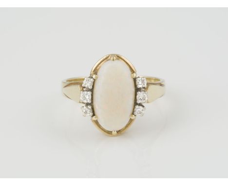 RING Gelbgold, Weißgold. Ringmaß ca. 59, Ges.-Gew. ca. 5,9 g. Gest. 585. Ein ovaler Opal-Cabochon, ca. 13,8 x 7,7 x 3,0 mm, s