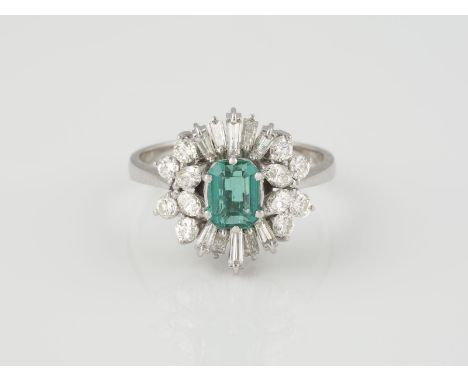 RING Weißgold. Ringmaß ca. 54,5, Ges.-Gew. ca. 4,6 g. Gest. 750, italienische Punzierung für Provinz Alessandria. Ein Smaragd