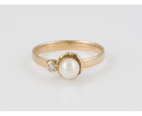 RING Gelbgold. Ringmaß ca. 54, Ges.-Gew. ca. 2,4 g. Geprüft 14 K. Eine Perle, D. ca. 5,3 mm, ein Brillant, ca. 0,025 ct.