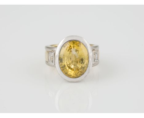 RING - SAPHIR CA. 12.50 CT. Gelbgold, Weißgold. Ringmaß ca. 54, Ges.-Gew. ca. 26,36 g. Gest. 750. Ein natürlicher gelber Saph
