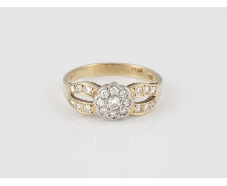 RING Gelbgold, Weißgold. Ringmaß ca. 52,5, Ges.-Gew. ca. 2,8 g. Gest. 585. 21 Brillanten, zusammen ca. 0,25 ct.