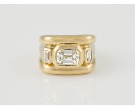RING Gelbgold, Weißgold. Ringmaß ca. 54, Ges.-Gew. ca. 17,9 g. Gest. 750. Ein Diamant im Emerald-Cut, ca. 1,70 ct., zwei Diam