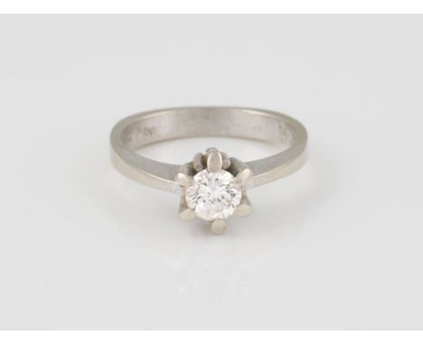 RING Weißgold. Ringmaß ca. 52, Ges.-Gew. ca. 3,8 g. Gest. 585, Herstellersignet, Caratangabe des Diamanten gemarkt. Ein Brill