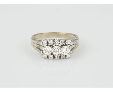 RING Weißgold, Gelbgold. Ringmaß ca. 58, Ges.-Gew. ca. 4,8 g. Gest. 585. Drei Brillanten, zusammen ca. 0,75 ct., 10 Brillante