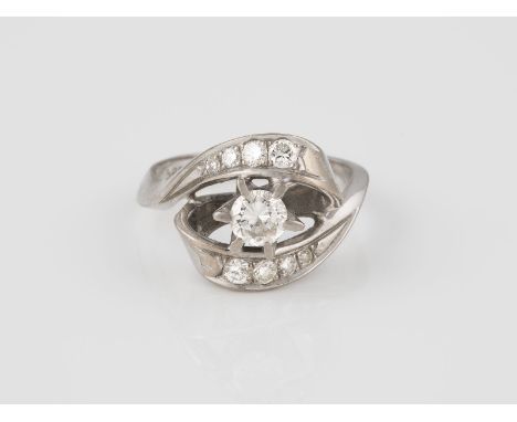 RING Weißgold. Ringmaß ca. 55, Ges.-Gew. ca. 5,6 g. Gest. 585. Ein Brillant, ca. 0,40 ct., acht Diamanten im 8/8- und Brillan