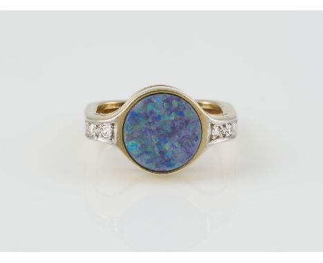 RING Gelbgold, Weißgold. Ringmaß ca. 52, Ges.-Gew. ca. 7,6 g. Gest. 585, Herstellersignet 'Krauss'. Eine Opal-Triplette, D. c