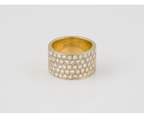 RING Gelbgold. Ringmaß ca. 55,5, Ges.-Gew. ca. 19,9 g. Gest. 750. 65 Brillanten, zusammen ca. 2,0 ct. Minimale Tragespuren.