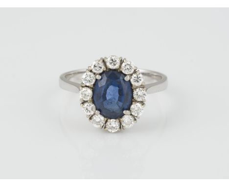 RING Weißgold. Ringmaß ca. 54, Ges.-Gew. ca. 4,5 g. Gest. 750. Ein oval facettierter Saphir, ca. 1,60 ct., 12 Brillanten, zus
