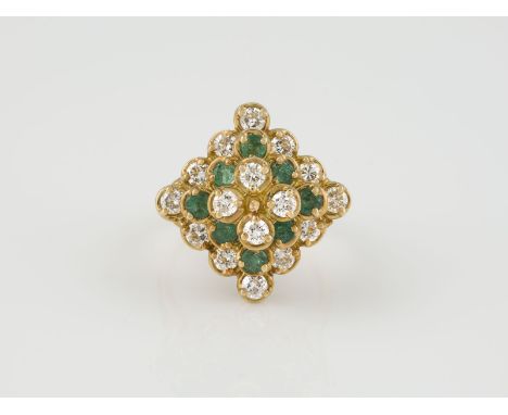 RING Gelbgold. Ringmaß ca. 58, Ges.-Gew. ca. 11,7 g. Gest. 18 K. Acht rund facettierte Smaragde, zusammen ca. 0,80 ct. 16 Bri