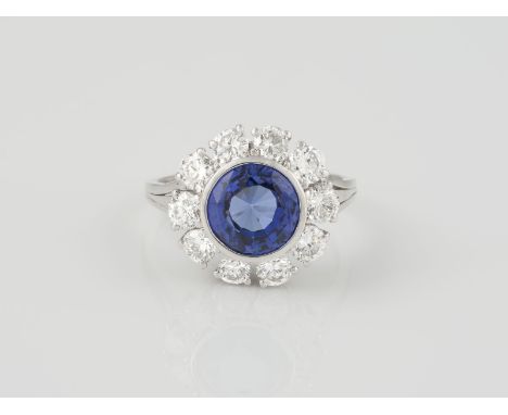 RING Wohl Platin. Ringmaß ca. 54,5, Ges.-Gew. ca. 7,2 g. Ein rund facettierter Tansanit ca. 2,10 ct., 10 Brillanten, zusammen