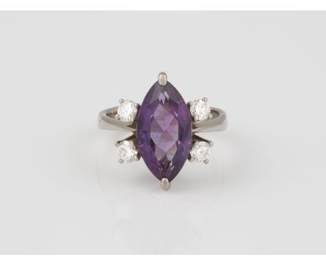 RING Weißgold. Ringmaß ca. 52, Ges.-Gew. ca. 5,6 g. Gest. 750. Ein Amethyst im Navetteschliff, ca. 3,80 ct., vier Brillanten,