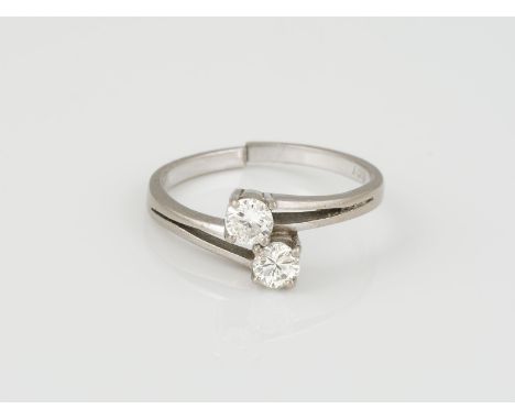 RING Weißgold. Ringmaß ca. 57, Ges.-Gew. ca. 3,7 g. Gest. 750. Zwei Brillanten, zusammen ca. 0,44 ct. Schiene gebrochen, Stei
