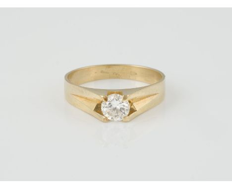 RING Gelbgold. Ringmaß ca. 55, Ges.-Gew. ca. 3,4 g. Gest. 585. Ein Brillant, D. ca. 5,23 mm, Höhe nicht messbar.