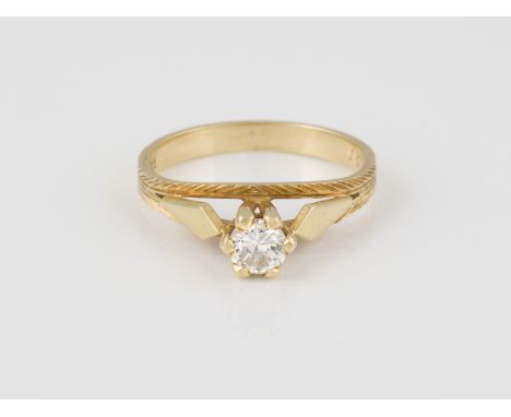 RING Gelbgold. Ringmaß ca. 54, Ges.-Gew. ca. 3,5 g. Gest. 18 Ct., persönliche Gravur. Ein Brillant, ca. 0,32 ct.