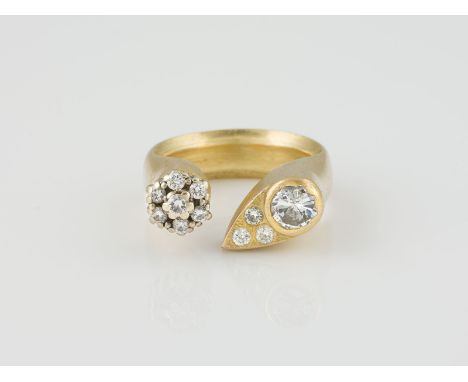 RING Gelbgold, Weißgold. Ringmaß ca. 57, Ges.-Gew. ca. 13,2 g. Gest. 750. Ein Brillant, D. ca. 5,4 mm, Höhe nicht messbar, 10